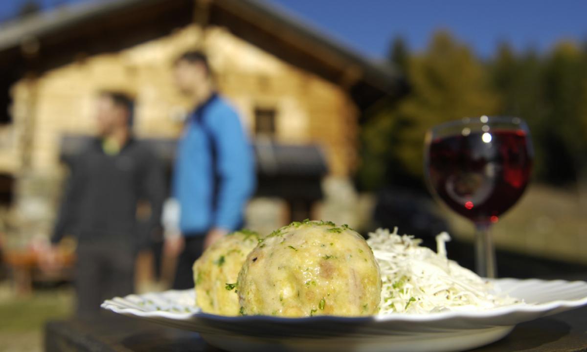 Südtiroler Speckknödel mit Krautsalat und Rotwein