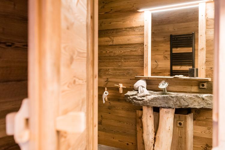 Bad mit Deluxe-Dusche und Waschbecken aus dem eigenen Grundstück