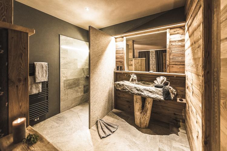 Bad mit Walk-In-Dusche und Waschbecken aus Steinfindlingen aus dem eigenen Gründstück