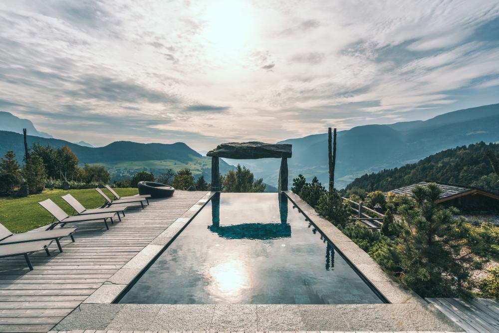 La piscina all'aperto a sfioro