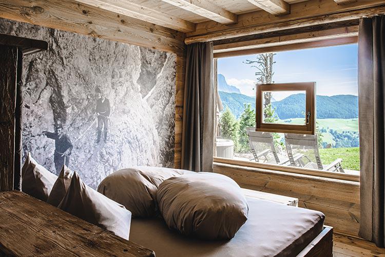 Schlafzimmer mit großer Fensterfläche & Sternenhimmel im Chalet