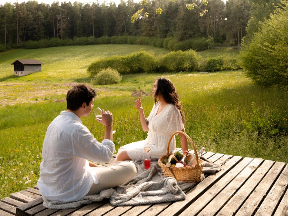 natürliche Produkte aus Südtirol - Picknick im Biotop hinter unserem Haus natürliche Produkte aus Südtirol - Picknick im Biotop hinter unserem Haus