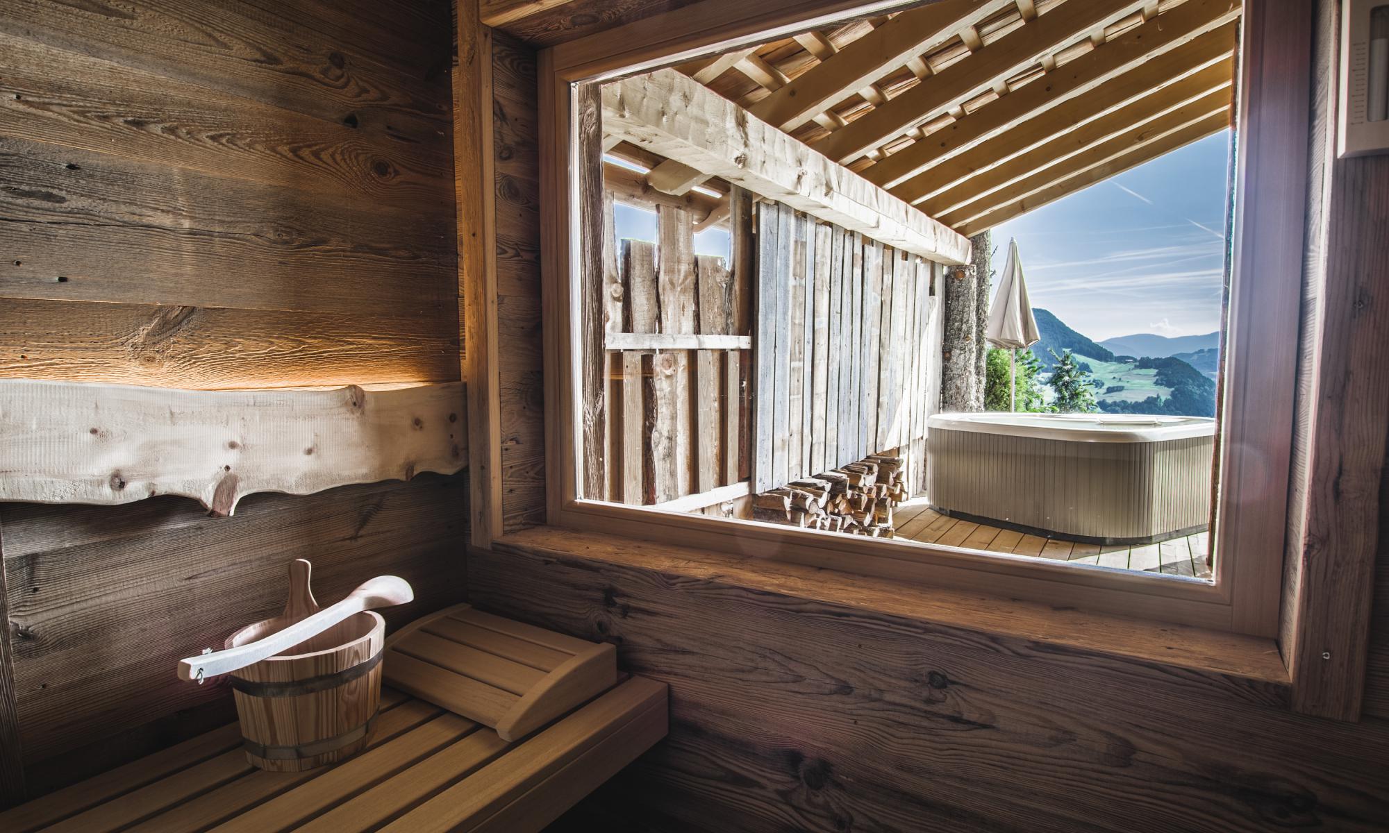 Caratteristica sauna in legno con finestra panoramica