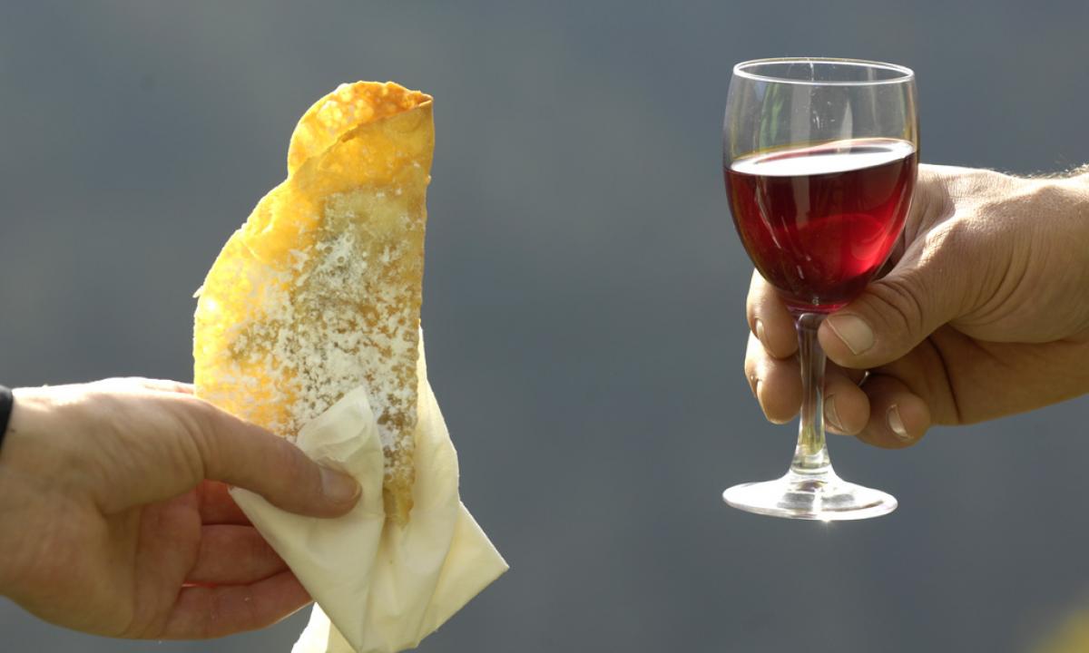 Krapfen fritelle con vino rosso dell’Alto Adige Sudtirolo