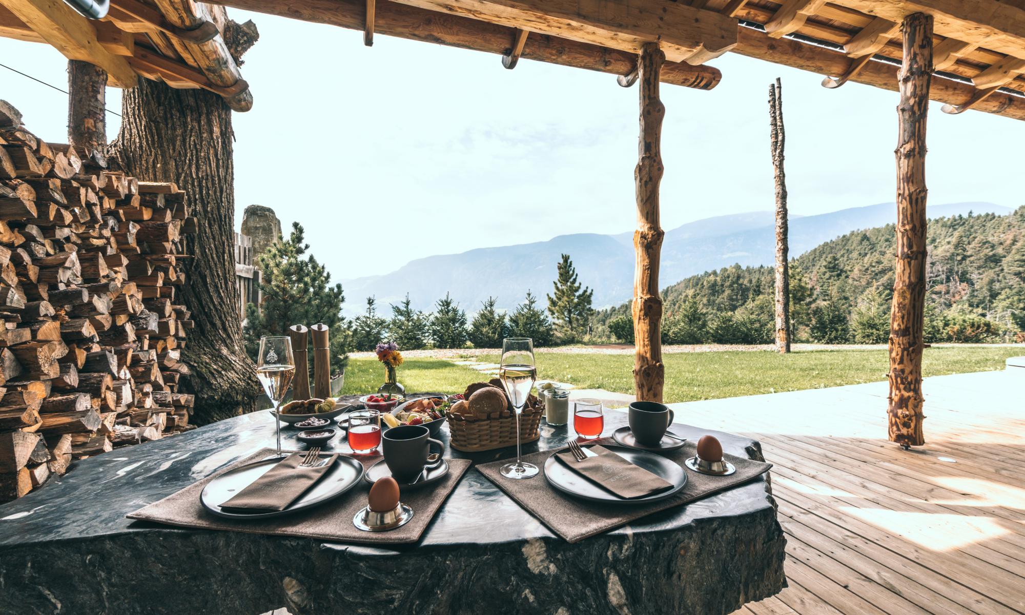 Outdoor breakfast by the chalet