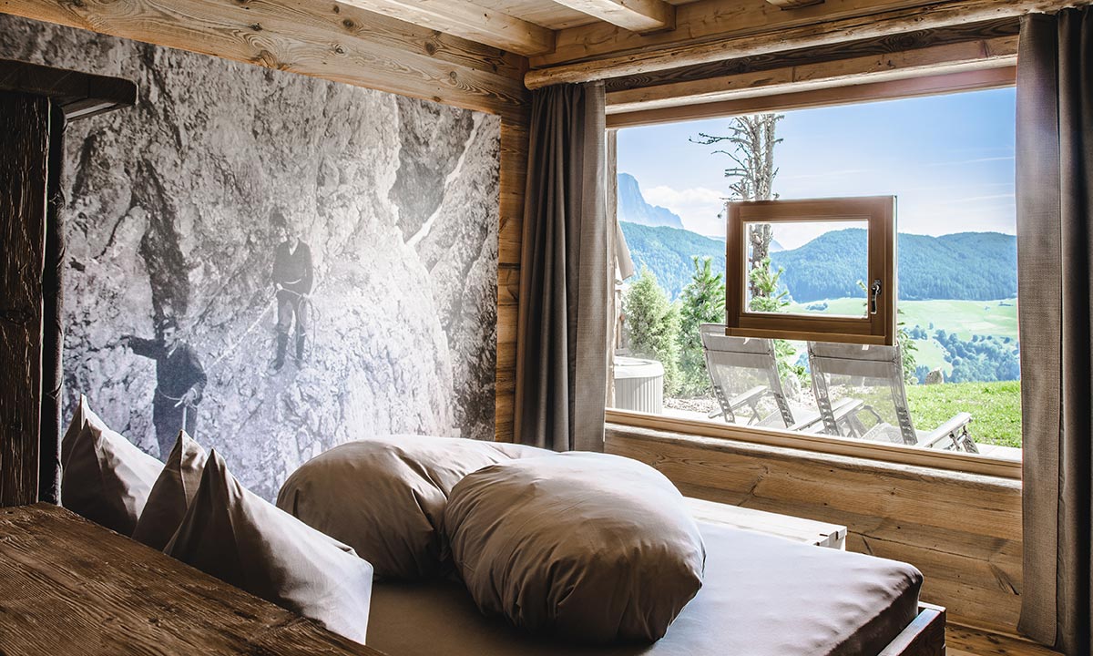 Luxury Chalets – Bedroom with broad windows & romantic star-lit ceilings